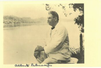 Schweitzer, Albert - signierte Photographie - Erkenntnis am Ufer des Ogoue-Flusses.